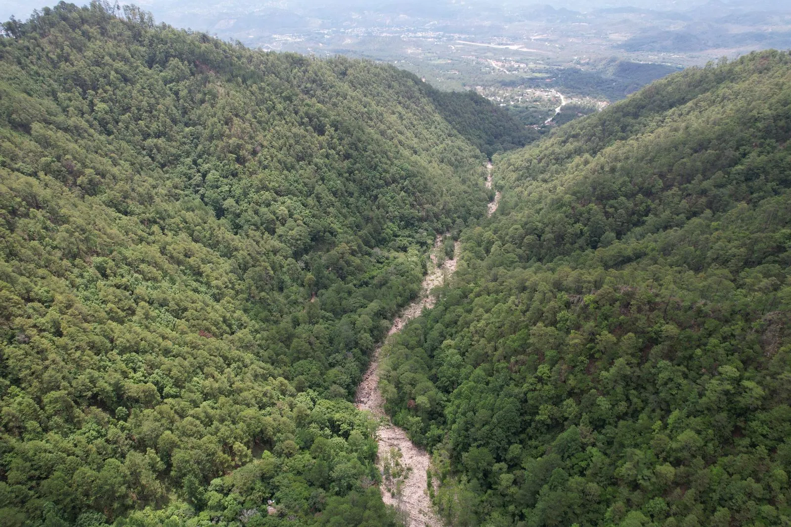 Río encajonado entre laderas boscosas, cabecera de una cuenca hondureña