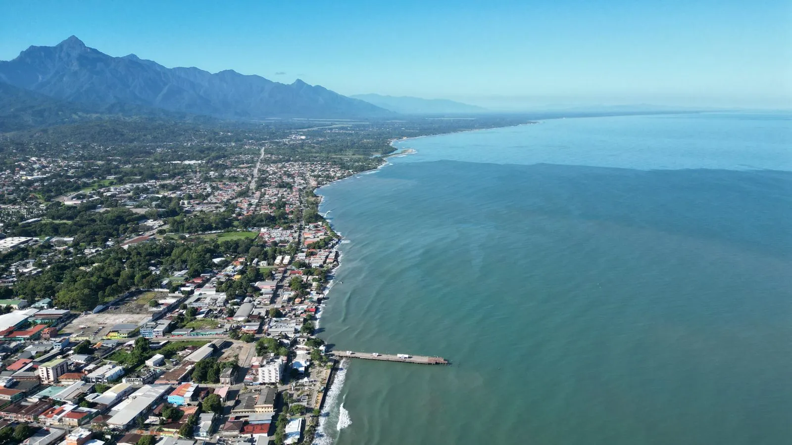 Vista aérea de una ciudad costera hondureña donde se evalúan proyectos sujetos a licencia ambiental
