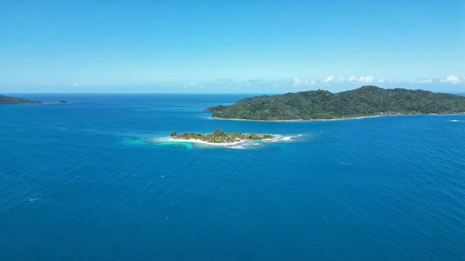 Vista aérea del mar Caribe hondureño y los cayos de las Islas de la Bahía