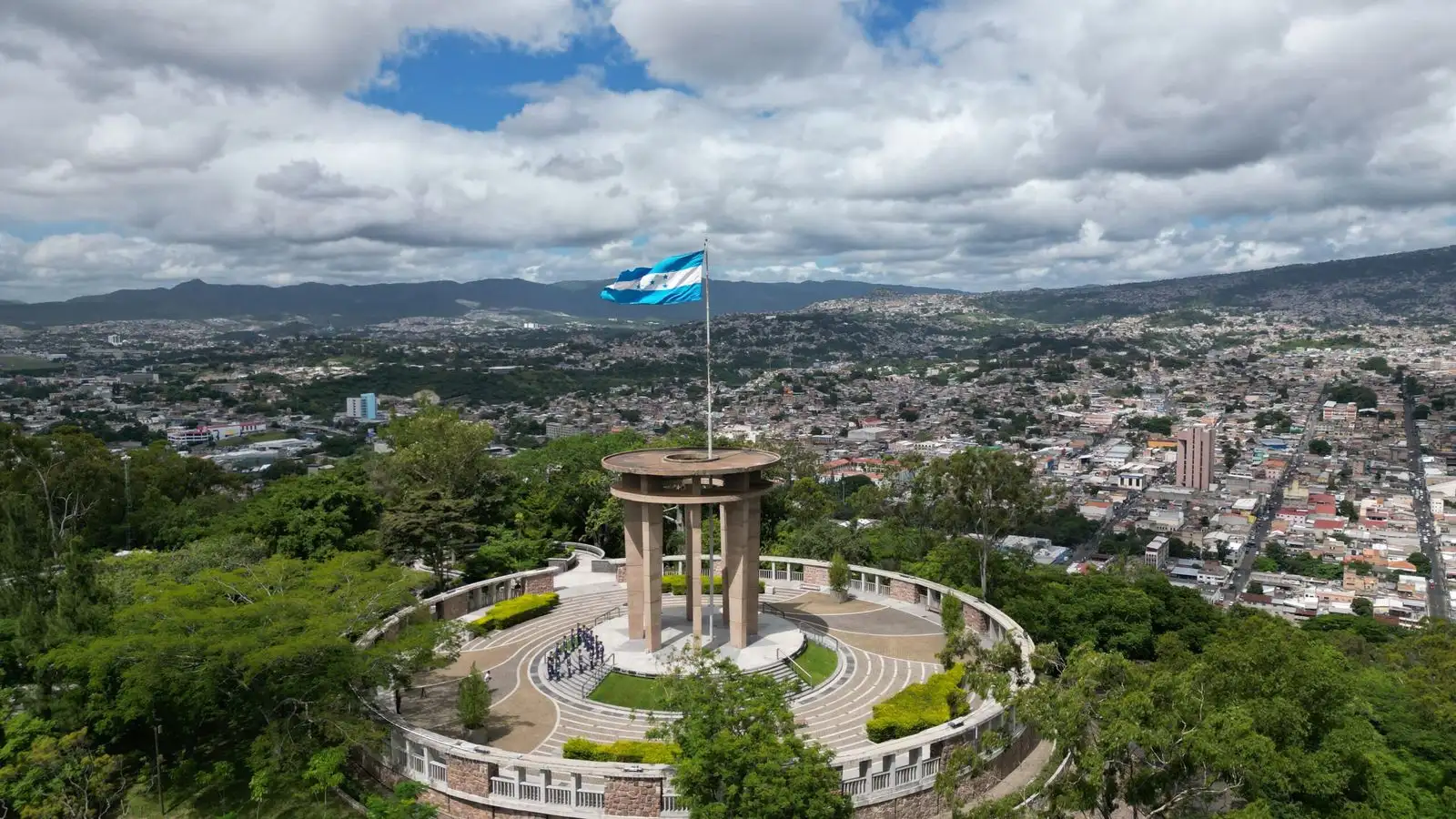Monumento a la Bandera sobre Tegucigalpa, capital de Honduras