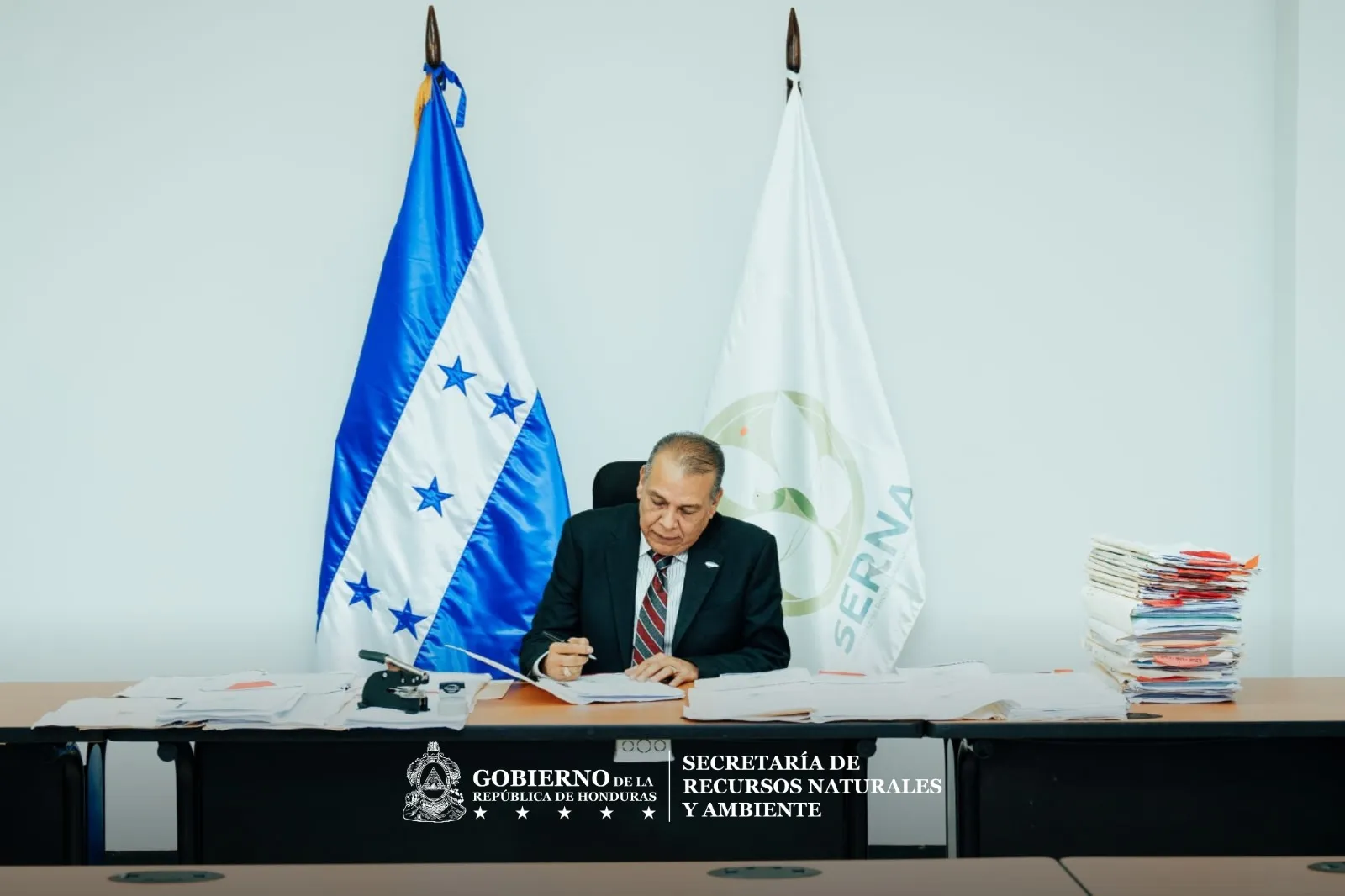 Firma de licencias ambientales en las oficinas de la SERNA