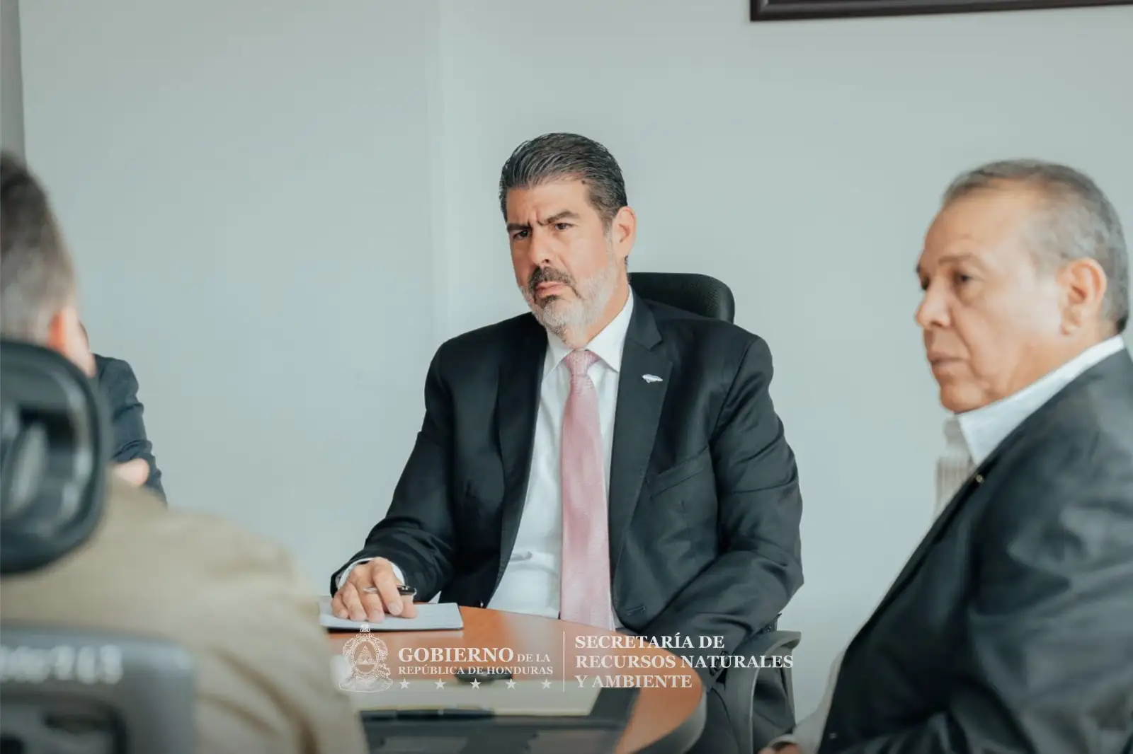 El ministro de la SERNA durante la reunión de cooperación interinstitucional con Aduanas